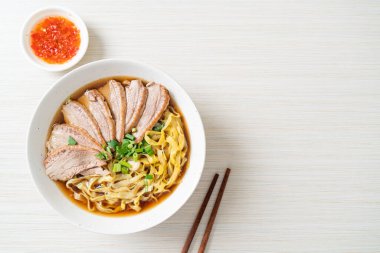 Kahverengi çorbada pişmiş ördekli yumurta eriştesi. Asya usulü.