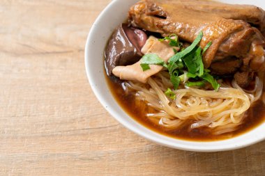 Kahverengi çorbalı ağır ateşte pişmiş ördek eriştesi. Asya usulü.