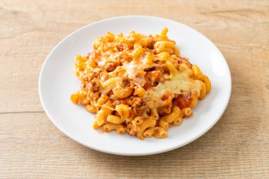 İtalyan usulü peynirli ev yapımı fırında makarna.