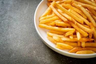 Patates kızartması ya da ekşi krema ve ketçaplı patates cipsi.