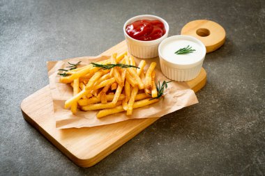 Patates kızartması ya da ekşi krema ve ketçaplı patates cipsi.