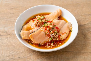 Yuzu Ponzu soslu haşlanmış alabalık veya somon balığı.