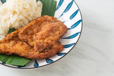 Yapışkan pirinç ve baharatlı tatlı soslu kızarmış tavuk.