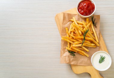 Patates kızartması ya da ekşi krema ve ketçaplı patates cipsi.