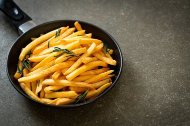Patates kızartması ya da ekşi krema ve ketçaplı patates cipsi.