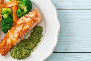 Pesto soslu ve sebzeli ızgara somon bifteği.