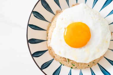 Japon usulü kızarmış pilav ve kızarmış yumurta. Asya usulü.