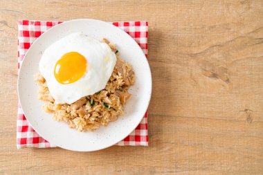 Japon usulü kızarmış pilav ve kızarmış yumurta. Asya usulü.