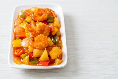 Kızarmış tatlı ve ekşi, tabakta karides, Asya usulü.