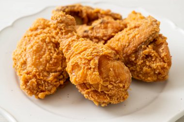 Tabakta ketçaplı kızarmış tavuk, sağlıksız yemek.