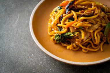 Vejetaryen usulü sebzeli kızarmış yakisoba eriştesi. Vejetaryen ve vejetaryen yemek tarzı.