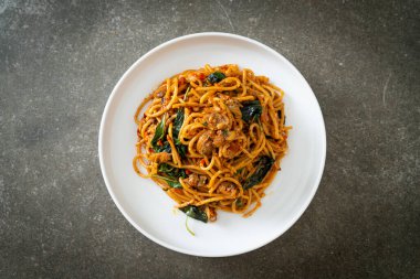 Kızarmış spagettiyi midye ve biber ezmesiyle karıştır - Füzyon yemek stili