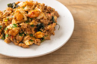 Ev yapımı kızarmış kıymalı domuz eti ve tuzlu yumurta.