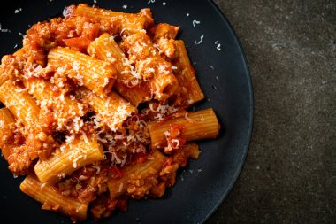 Peynirli bolonez rigatoni makarna - geleneksel İtalyan makarnası