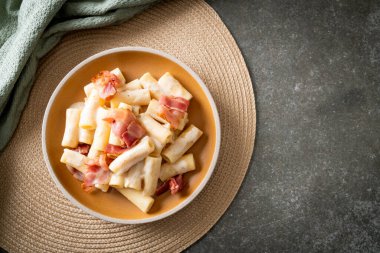 Beyaz soslu ve pastırmalı ev yapımı spagetti rigatoni makarna. İtalyan usulü.