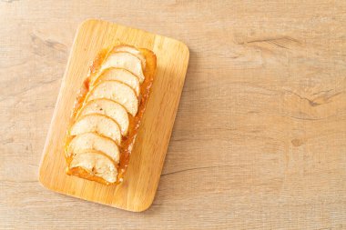 Elmalı ekmek tahtada parçalanmış kek.