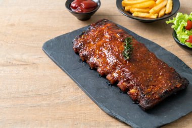 Barbekü soslu ızgara pirzola ve domuz pirzolası.