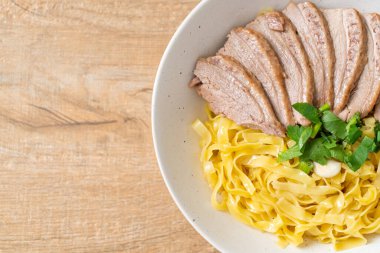 Beyaz kasede kurutulmuş ördek eriştesi. Asya usulü.