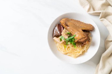 Yumurtalı erişte, kurutulmuş ördekle servis edilir. Asya usulü.