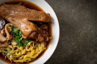 Kahverengi çorbada haşlanmış ördek ve haşlanmış yumurtalı şehriye Asya yemeği.