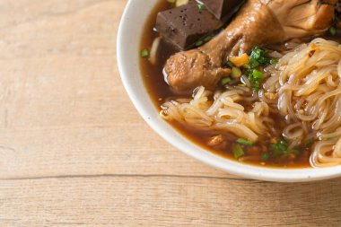 Kahverengi Çorba Kasesinde haşlanmış Tavuk Eriştesi - Asya usulü