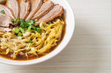 Kahverengi çorbada pişmiş ördekli yumurta eriştesi. Asya usulü.