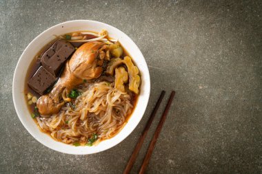 Kahverengi Çorba Kasesinde haşlanmış Tavuk Eriştesi - Asya usulü