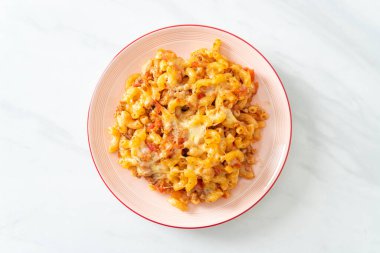 İtalyan usulü peynirli ev yapımı fırında makarna.