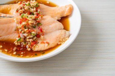 Yuzu Ponzu soslu haşlanmış alabalık veya somon balığı.