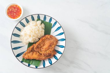 Yapışkan pirinç ve baharatlı tatlı soslu kızarmış tavuk.