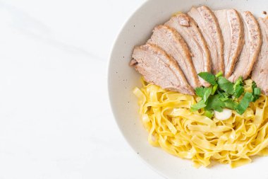 Beyaz kasede kurutulmuş ördek eriştesi. Asya usulü.