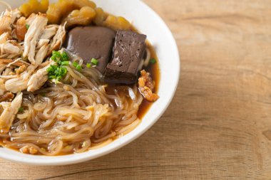 Kahverengi Çorba Kasesinde haşlanmış Tavuk Eriştesi - Asya usulü