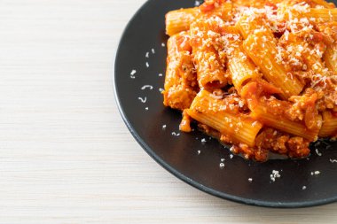 Peynirli bolonez rigatoni makarna - geleneksel İtalyan makarnası