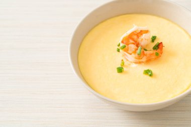 Karides ve taze soğanlı buğulanmış yumurta.