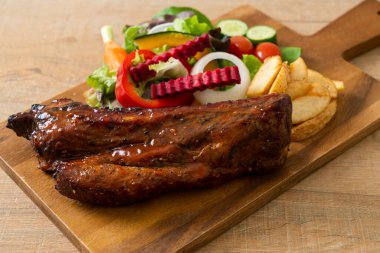 Izgara domuz pirzolası ve sebze.