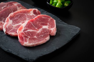 Taze domuz boyunlu ya da yakalı domuz eti ve terbiye edilecek malzemeler.