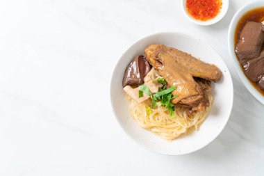 Beyaz kasede pişmiş ördekle kurutulmuş şehriye. Asya usulü.