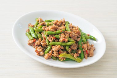 Kızarmış Fransız fasulyesi ya da kıymalı yeşil fasulye. Asya usulü.