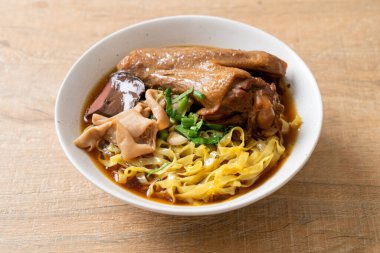 Kahverengi çorbada haşlanmış ördek ve haşlanmış yumurtalı şehriye Asya yemeği.