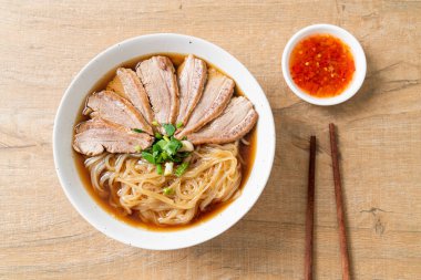 Ördek çorbalı ördek eriştesi. Asya usulü.