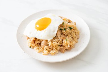 Japon usulü kızarmış pilav ve kızarmış yumurta. Asya usulü.