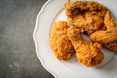 Tabakta ketçaplı kızarmış tavuk, sağlıksız yemek.