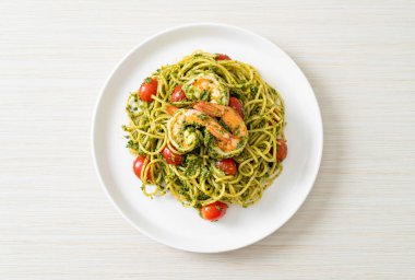 Karidesli spagetti ya da ev yapımı pesto soslu karides.