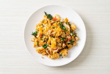 Tayland fesleğeni ve biberli sahanda yumurta Asya usulü.