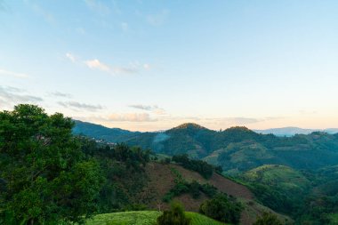 Chiang Rai, Tayland 'da mavi gökyüzü olan güzel bir dağ tepesi.