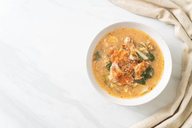 Tayland usulü domuz etli Sukiyaki Çorbası ya da sukiyaki çorbası içinde domuz ve sebzeli haşlanmış vermicelli Asya yemeği.