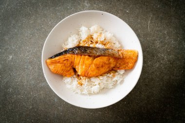 Soya soslu ızgara somon balığı. Japon usulü.