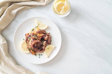 ızgara ahtapot ya da tereyağı soslu kalamar ve kekik.