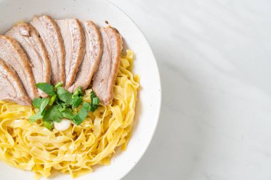 Beyaz kasede kurutulmuş ördek eriştesi. Asya usulü.