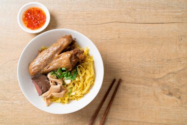 Yumurtalı erişte, kurutulmuş ördekle servis edilir. Asya usulü.